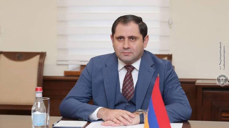 Սուրեն Պապիկյանը հուշանվերներ է գնել