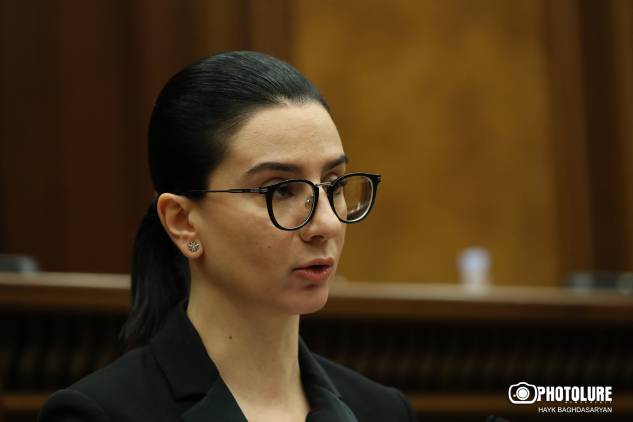 «Հրապարակ». Գլխավոր դատախազի զույգ թիկնապահները նրա հետ մտնում են ֆակուլտետի շենք