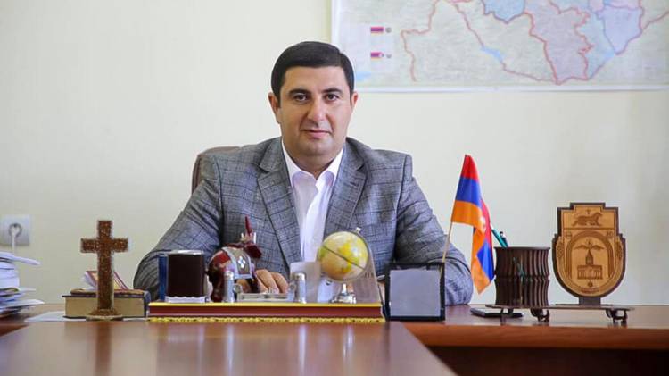 Մեկը «տրուսիկի» աճուրդ է կազմակերպում, մյուսը՝ թափառող շներին է դեմքով ճանաչում