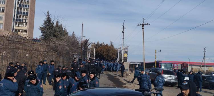ՊՆ-ի նախկին շենքի մոտ իրավիճակը լարված է. բնակիչներին դուրս են հանում տարածքից