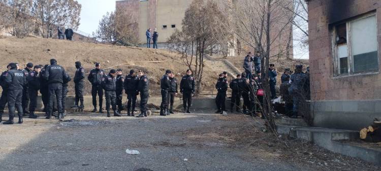 Լարված իրավիճակ ՊՆ նախկին մասնաշենքում․ կան բերման ենթարկվածներ