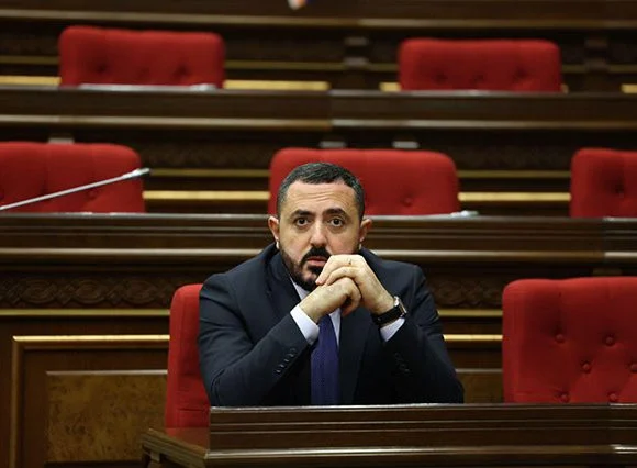 «Հրապարակ». Նարիբեկյան, թե Առաքելյան՝ ինչ տարբերություն