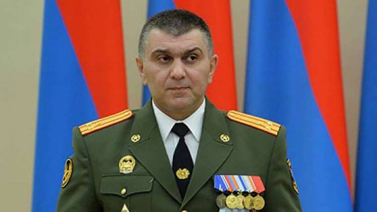 Կեղծիք եւ շոու