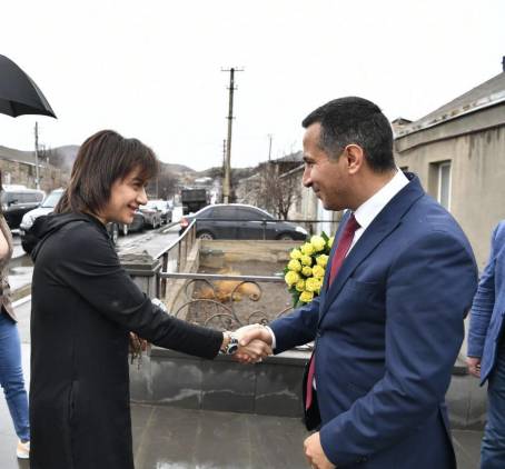 «Հրապարակ». Աննա Հակոբյանը նաեւ ընտրություններին է աջակցում