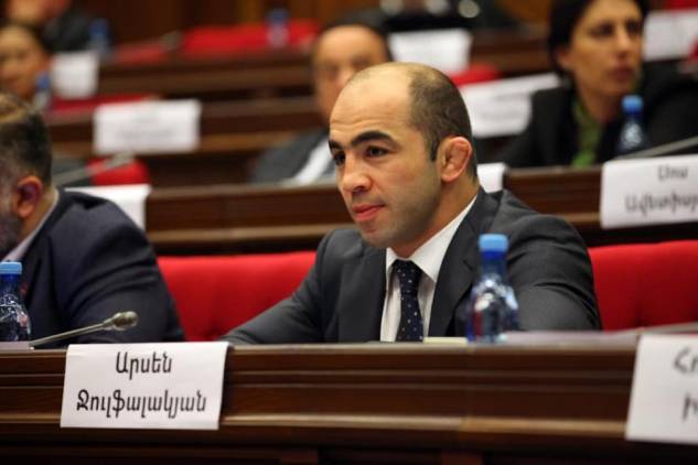 «Հրապարակ». Ջուլֆալակյանի պատճառով Հանրայինի լրագրողին զրկել են իր հեղինակային հաղորդումը վարելուց