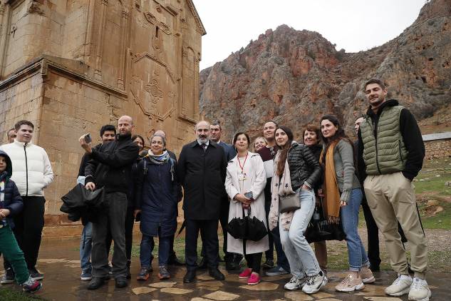 «Հրապարակ». Երբվանի՞ց իշխանության ներկայացուցչի վրա իր նետելը դարձավ «բռնություն գործադրել»