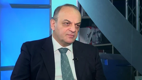 «Հրապարակ». Մեկ տեսնում ես՝ տարբեր երկրների ղեկավարներ, փրփուրը շուրթերին, իրար հայհոյում են, մեկ էլ` սիրատոչոր գրկախառնվում