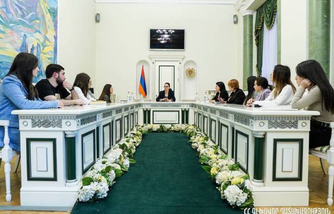 «Հրապարակ». «Եկեք, հետեւեք, տեսեք, թե դատախազը ում հետ եւ ոնց է գալիս համալսարան»