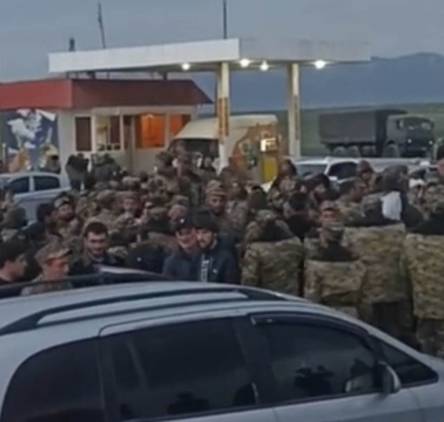 Դիրքերից տուն վերադարձող հավաքի մասնակիցները փակել են ճանապարհը. տեսանյութ