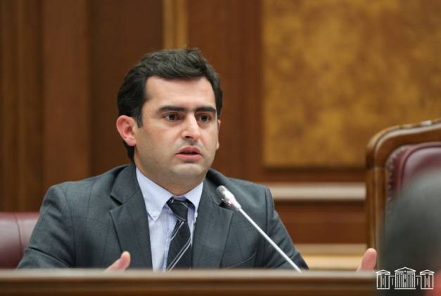 «Հրապարակ». Ով Հակոբ Արշակյանին մղեց «սուրբ տեղը» դատարկ չթողնել