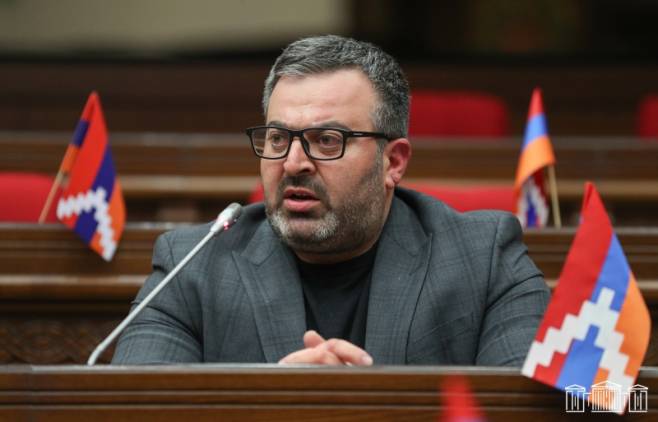 «Հրապարակ». Շատ հնարավոր է՝ գա այդ պահը եւ մանդատները վայր դնենք