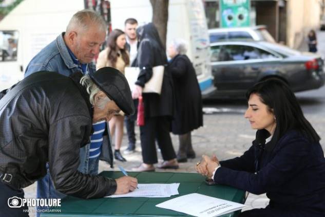 Դերժավայի Արկադը, Արամոն, Էմմա Պետրոսյանը նույնպես եկել են ստորագրելու