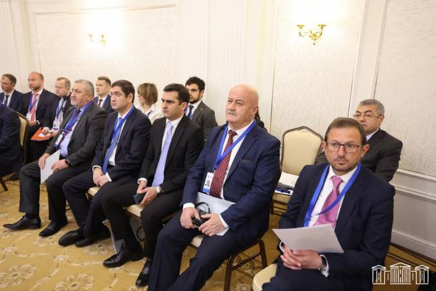 «Հրապարակ». Տաղավարներն ապամոնտաժեք. այստեղով Հովիկ Աղազարյանն է անցել