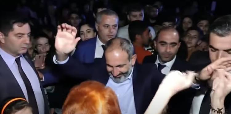 Փաշինյանը  կնոջ հետ Գյումրիում խնջույքի է