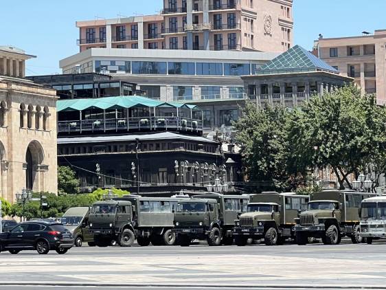 Հանրապետության հրապարակում ՊՆ մեքենաներ են շարված