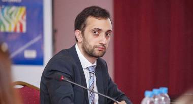 Դանիել Իոաննիսյանի աշխատողը «կոֆեի բաժա՞կ» է նայում