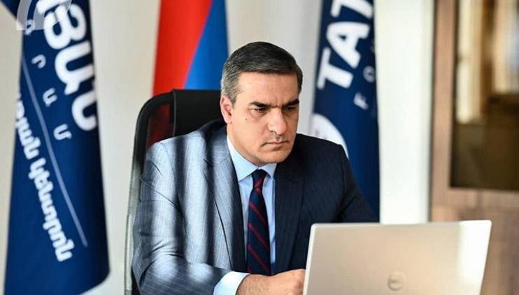 «Հրապարակ». Արման Թաթոյանը վախենում է ու երկմտում