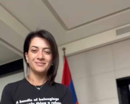 Ինչ է գրված Աննա Հակոբյանի շապիկի վրա