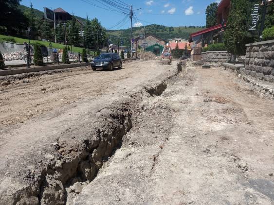 «Հրապարակ». 5 սմ պետք է սալիկ շարեն, 3,5 սմ-անոց են արել, բա քանդել չտա՞մ