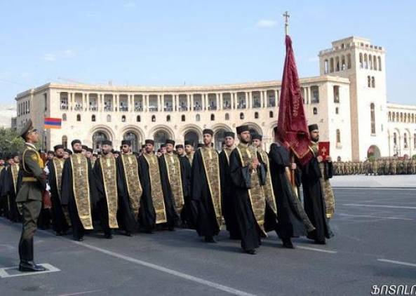 «Հրապարակ». Դիմել են Սուրեն Պապիկյանին, որ եկեղեցին բանակից հանեն