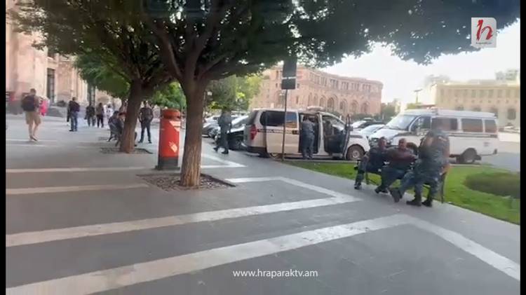 Կառավարության շենքի մոտ ոստիկանական «զորք»  է տեղակայվել (տեսանյութ)