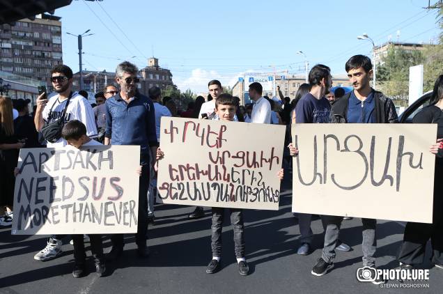 «Հրապարակ». Մեկն ամեն ինչ անում է իշխանությունը պահելու համար, մյուսները` Արցախին օգնելու