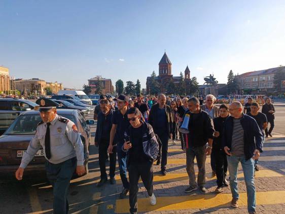 Գյումրիում բողոքի ակցիան գլխավորում են մտավորականները՝ վանկարկելով՝ «Միացի՛ր, Նիկոլ հեռացի՛ր»