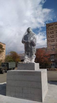 Արձանամոլության նոր «զոհն» ազգային հերոս Վիկտոր Համբարձումյանն է