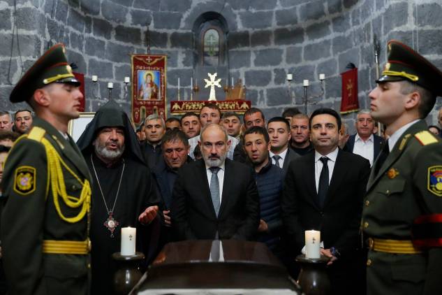 Օրվա կադր. Նիկոլ Փաշինյանը՝ Մաթևոս Ասատրյանի հոգեհանգստի արարողությանը