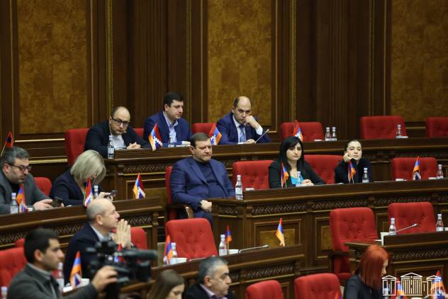 «Հրապարակ». Ակնհայտ տարբերություն է նկատվում խորհրդարանական երկու ուժերի մարտավարություններում