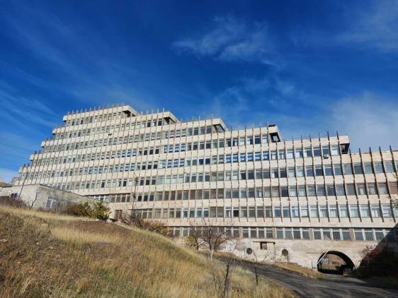Ուսանողները դասը սկսվելուց առաջ բջջայինները հանձնում են դասախոսին