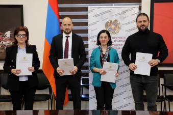«Հրապարակ». Վերջում Թունյանի հարեւան անգրագետ Պողոսը բաժանվում է ախուրյանցի Անոյից