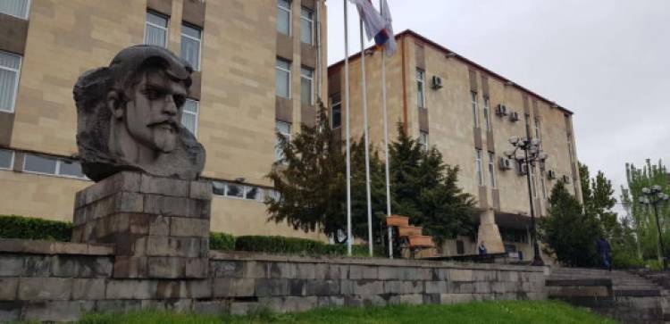 «Հրապարակ». Խրախճանք թաղապետարանում՝ աշխատանքային ժամին