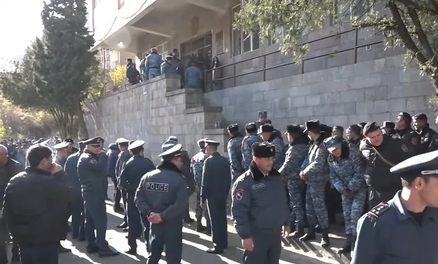 «Հրապարակ». Երեկվանից Ալավերդու մատույցներում ոստիկանական զորքեր են կուտակել