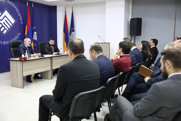«Հրապարակ». Նիկոլ Փաշինյանը կասկածում է բոլորին․ նա ՔՊ-ականներից ստուգարք է վերցրել