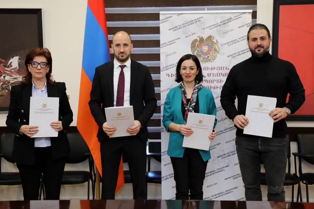 «Հրապարակ». Վերջում Թունյանի հարեւան անգրագետ Պողոսը բաժանվում է ախուրյանցի Անոյից