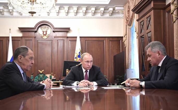 Ռուսամոլների եւ արեւմտամետների արանքում