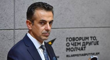 «Հրապարակ»․ Իր կարմիր շորը Փաշինյանը հաճախ է հանել Ալիեւի առաջ