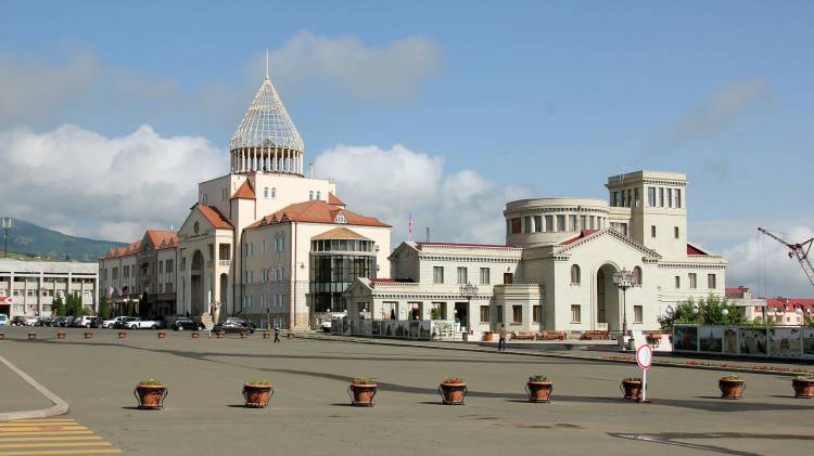 «Հրապարակ»․ Արցախում մնացածների մի մասն ապրում է Բակո Սահակյանի, մյուս մասը՝ Ցեխավիկ Էդոյի տանը