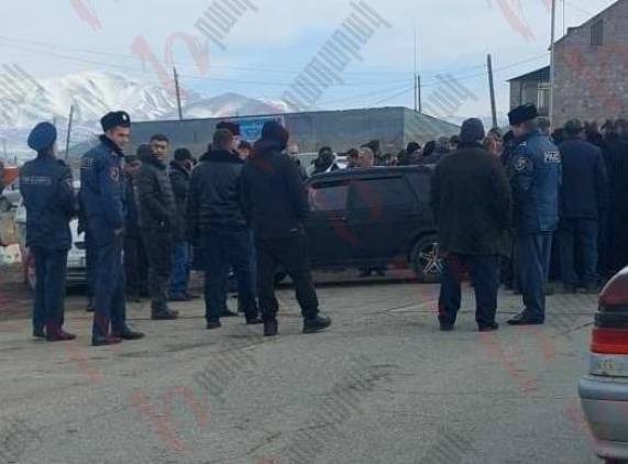 Վարդենիսցիները վերսկսել են բողոքի ակցիան. քաղաք մտնող ճանապարհները փակ են (տեսանյութ)