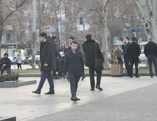 Փաշինյանի թիկնազորը շրջապատել է Օպերան