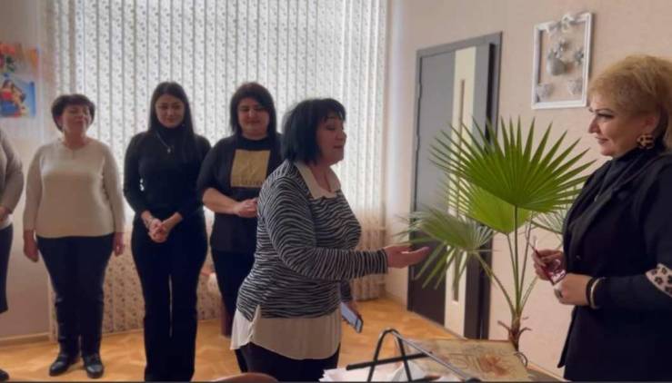 Դպրոցի ուսուցիչները ասմունքում են տնօրենի համար (տեսանյութ)