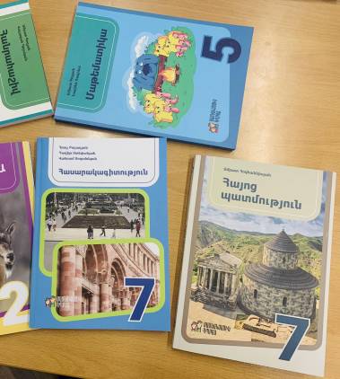 Դասագիրքը 3-րդ կողմի անկախ փորձագետներն են քննում` անունները գաղտնի են պահվում