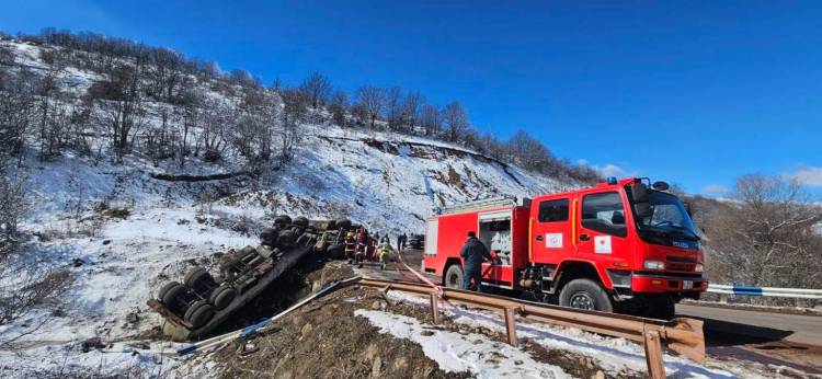 23 տոննա ավիաբենզինով բեռնված ավտոցիստեռնը շրջվել է ձորը․ վարորդը տեղափոխվել է ԲԿ