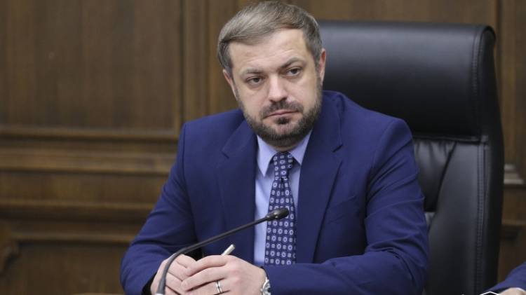 «Հրապարակ»․ Գեւորգ Պապոյանը նախարարական «կայֆերի» մեջ էր