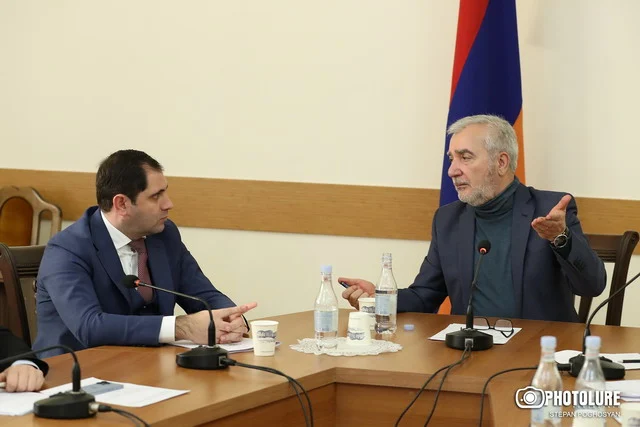 «Հրապարակ». Անդրանիկ Քոչարյանը Սուրեն Պապիկյանին է «քրֆում»