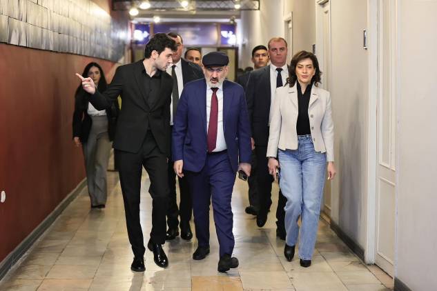 Նիկոլ Փաշինյանն ու Աննա Հակոբյանը Համազգային թատրոնում էին (լուսանկարներ)