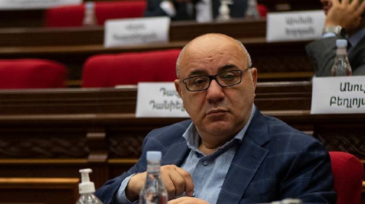«Հրապարակ». Գուրգեն Արսենյանը վայր կդնի՞ մանդատը