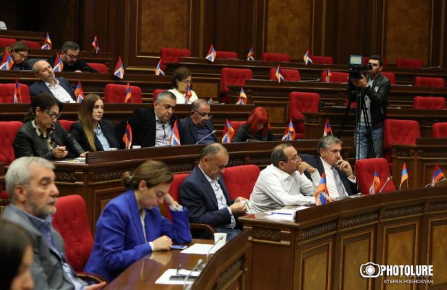 Ընդդիմությունը խորհրդարանի հրատապ նիստ է հրավիրում