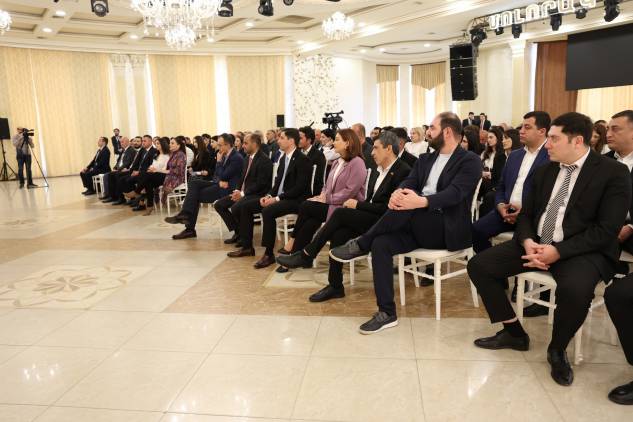 «Հրապարակ»․ Գարիկ Սարգսյանը «բրեժնեւյան» ոճով քծնել, գովերգել է «շեֆին»